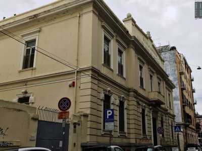 La maggior parte degli edifici scolastici storici di Bari si trova per� nel popoloso quartiere Libert�. Partiamo da via Manzoni, dove a pochi passi da Corso Italia � situata ad esempio la scuola dell�Infanzia Manzari Buonvino, costruita nel 1928. Di dimensioni ridotte, presenta un blocco unico rettangolare affiancato da due ali laterali, un piccolo e raffinato fregio sull�ingresso e un colore giallino pallido che le conferiscono un�aria dolcemente antiquata